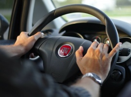 kā atrast lētu auto nomu?