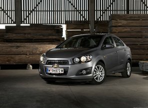 Medium_chevrolet-aveo_sedan_2012_1024x768_wallpaper_01